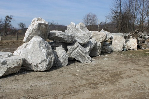 Kamenclub.ru: Мраморизированный известняк фр.500-1500 мм.  купить в Саратове    10000 руб/т   фото КАМЕНЬ КЛУБ