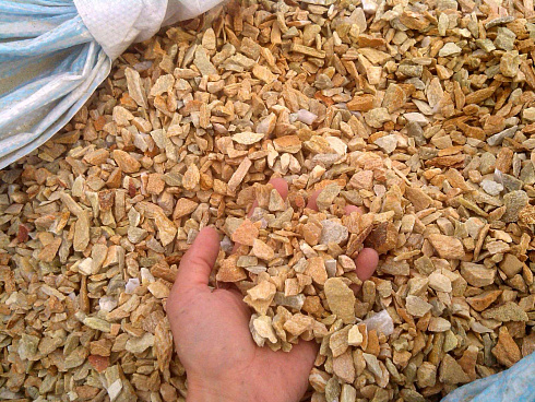 Kamenclub.ru: Щебень крошка желтый (ЗЛАТОЛИТ) фр. 10-20 мм.  купить в Саратове златолит бежевый, золотистый, желтый каменная декоративная крошка щебня златолита 10800 руб/т   фото КАМЕНЬ КЛУБ