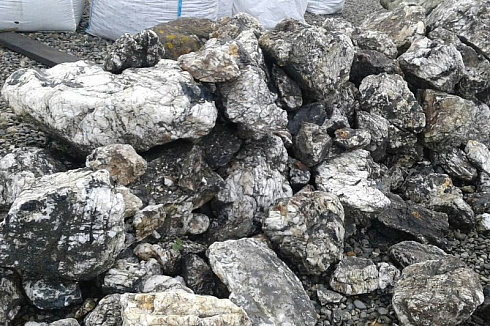Kamenclub.ru: Черный гранит - кварцит фр. 100-500 мм.  купить в Саратове мрамор гранит черный с белыми прожилками, серый, белый валун скальный колотый 7000 руб/т   фото КАМЕНЬ КЛУБ