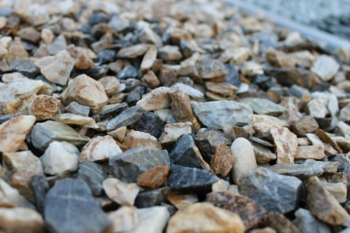 Kamenclub.ru: Мраморная крошка (щебень крошка медовый), фр. 10-20 мм.  купить в Саратове песчаник бежевый, серый каменная ландшафтная крошка  12000 руб/т   фото КАМЕНЬ КЛУБ