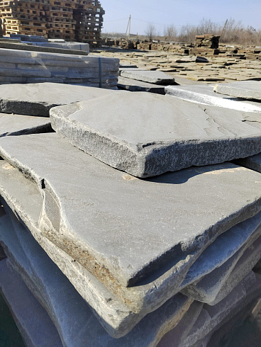 Kamenclub.ru: Песчаник пластушка галтованная светло-серая (3,0 см)  купить в Саратове песчаник светло-серый, серый ландшафтный камень рваный колотый 21000 руб/м3   фото КАМЕНЬ КЛУБ