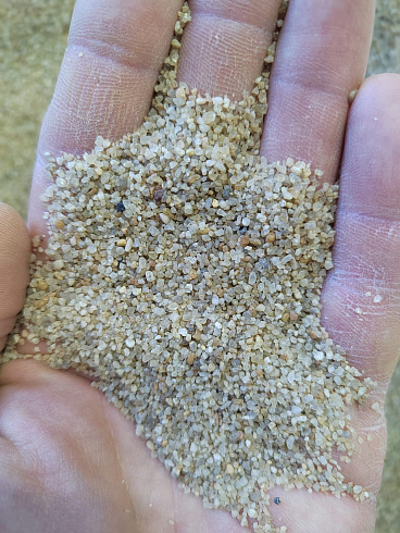 Кварцевый песок для площадок фр. 0,6-1,2 мм.  купить в Саратове фото Камень Клуб