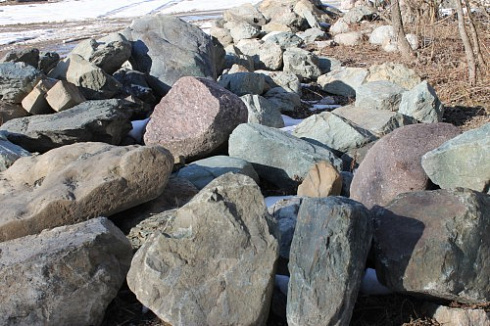 Kamenclub.ru: Гранит скальник (серо-зеленый) фр. 500-1500 мм.  купить в Саратове гранит мрамор  серый зеленый темно-серый глыба скальная колотая ландшафтная 7 500 руб/т   фото КАМЕНЬ КЛУБ