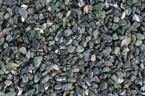 Kamenclub.ru: Мраморная крошка (щебень галтованный микс:зеленый-черный) фр.10-20 мм.  купить в Саратове мрамор зеленый, черный декоративные ландшафтные окатанные округлые камни щебня 14500 руб/т   фото КАМЕНЬ КЛУБ