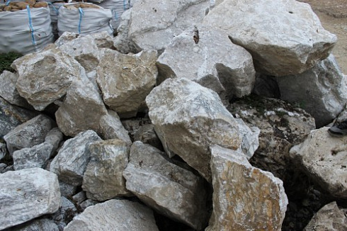 Kamenclub.ru: Мраморизированный известняк фр. 100-500 мм.  купить в Саратове известняк серый белый темно-серый сероватый валун природного образования окатанный 10500 руб/т   фото КАМЕНЬ КЛУБ