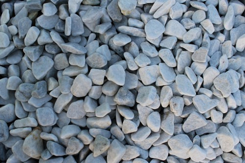 Kamenclub.ru: Мраморная крошка (щебень галтованный белый), фр.20-40 мм.  купить в Саратове мрамор белый бежевый молочный мраморный щебень декоративный 17000 руб/т   фото КАМЕНЬ КЛУБ