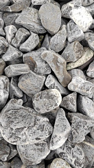 Kamenclub.ru: Щебень галтованный черный (мрамор) фр.40-70 мм.  купить в Саратове мрамор черный с белыми прожилками, черный, белый щебень галтованный округлый 13500 руб/т   фото КАМЕНЬ КЛУБ