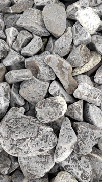 Kamenclub.ru: Щебень галтованный черный (мрамор) фр.40-70 мм.  купить в Саратове мрамор черный с белыми прожилками, черный, белый щебень галтованный округлый 13500 руб/т   фото КАМЕНЬ КЛУБ