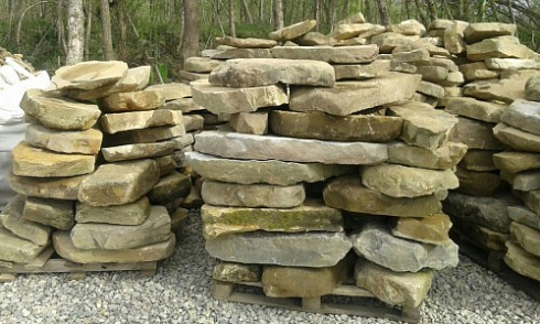 Kamenclub.ru: Песчаник плиты - плахи - пошаговые дорожки (фр. 70-150 мм)  купить в Саратове песчаник серый бежевый желтый зеленый колотый песчаник строительный 6500 руб/т   фото КАМЕНЬ КЛУБ