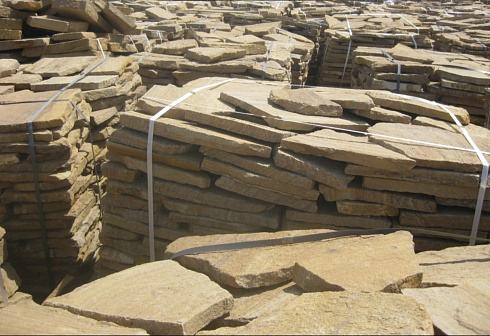 Kamenclub.ru: Песчаник пластушка желтый с рисунком (3 см)  купить в Саратове песчаник желтый с рисунком, рыжий, желтый песчаник пластушка ландшафтная рваная 8 500 руб/м3   фото КАМЕНЬ КЛУБ