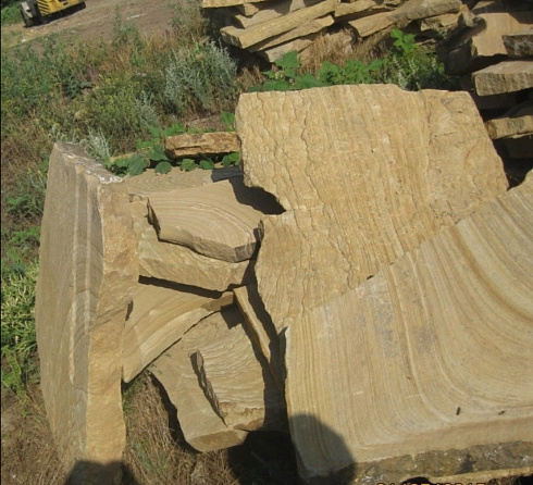 Kamenclub.ru: Форматный камень (плаха) пошаговая дорожка от 70-150 см (4 -12 см)  купить в Саратове плитняк  форматный плаха желтый песчаник 9 000 руб/т   фото КАМЕНЬ КЛУБ