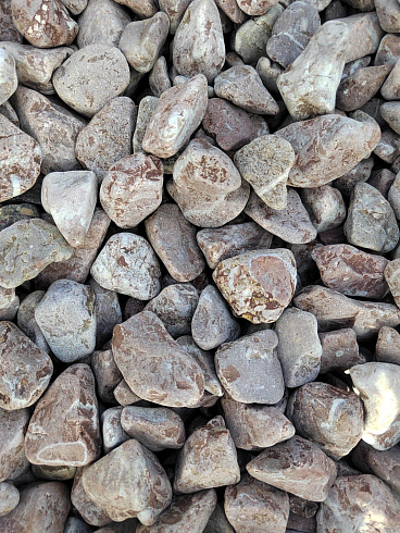 Kamenclub.ru: Мраморная крошка (щебень галтованный розовый) фр.10-20 мм.  купить в Саратове мрамор розовый, красный ландшафтный декоративный окатанный округлый щебень 15000 руб/т   фото КАМЕНЬ КЛУБ