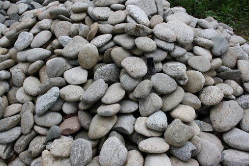 Kamenclub.ru: Галька речная плоская (бело-серая) фр. 100-200-300 мм. купить  в Саратове галька речная плоская серый, белый, бело-серый, серо-белый речная галька плоская  9000 руб/т   фото КАМЕНЬ КЛУБ