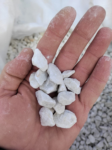 Kamenclub.ru: Мраморная крошка, щебень, цвет-белый, фр. 10-20 мм.  купить в Саратове мрамор белый, молочный айвори каменная ландшафтная декоративная крошка шебня 12000 руб/т   фото КАМЕНЬ КЛУБ