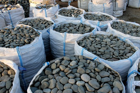 Kamenclub.ru: Галька речная плоская (темно-серая) фр. 100-200-300 мм. купить  в Саратове галька речная плоская темно-серый, серый, синий речной галечник плоский 9000 руб/т   фото КАМЕНЬ КЛУБ