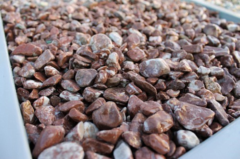 Kamenclub.ru: Мраморная крошка (щебень галтованный розовый) фр.10-20 мм.  купить в Саратове мрамор розовый, красный ландшафтный декоративный окатанный округлый щебень 15000 руб/т   фото КАМЕНЬ КЛУБ