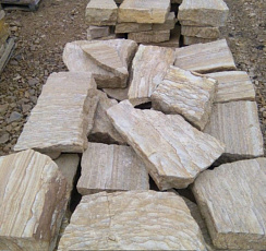 Kamenclub.ru: Песчаник пластушка желтый с рисунком (7-15 см)  купить в Саратове плитняк - пластушка - бут желтый песчаник 10200 руб/м3   фото КАМЕНЬ КЛУБ