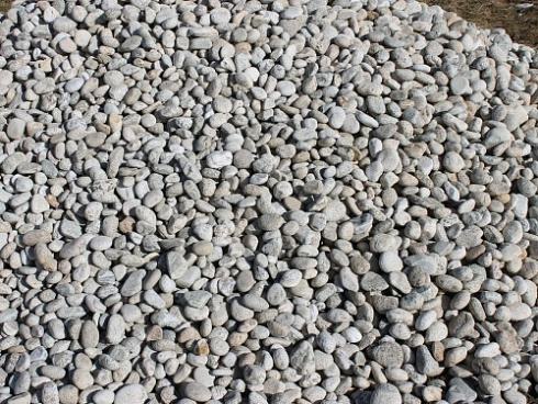 Kamenclub.ru: Галька речная окат (серо-белая) фр. 70-120 мм купить  в Саратове галька галечник бело-серая, серо-белая, серая, белая речная природная галька  8000 руб/т   фото КАМЕНЬ КЛУБ