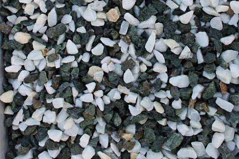 Kamenclub.ru: Мраморная крошка (щебень крошка микс : белый-черный-розовый) фр. 3-5 мм.  купить в Саратове мрамор белый, черный, розовый, разноцветный мраморная каменная крошка декорвтивная 12000 руб/т   фото КАМЕНЬ КЛУБ