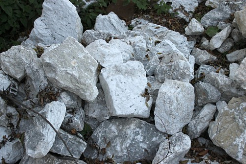 Kamenclub.ru: Мраморизированный известняк фр. 100-500 мм.  купить в Саратове известняк серый белый темно-серый сероватый валун природного образования окатанный 10500 руб/т   фото КАМЕНЬ КЛУБ