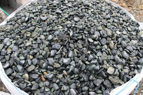 Kamenclub.ru: Щебень галтованный зеленый (змеевик) фр. 20-40 мм.  купить в Саратове мрамор зеленый, салатовый оголтованный щебень мраморный 12500 руб/т   фото КАМЕНЬ КЛУБ