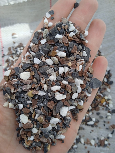 Kamenclub.ru: Мраморная крошка (щебень галтованный микс:: белый-черный) фр.5-10 мм  купить в Саратове мрамор белый, черный, молочный, серый галтовка мраморная окатанная декоративная ландшафтная 15500 руб/т   фото КАМЕНЬ КЛУБ