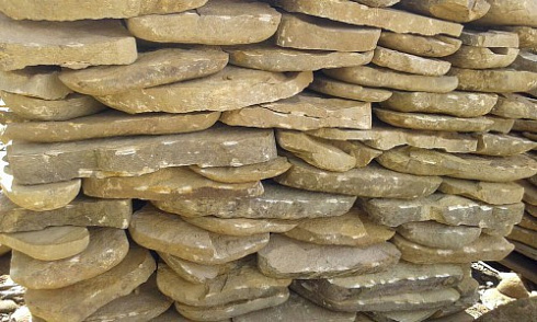 Kamenclub.ru: Песчаник колотый для облицовки (фр. 2-3 см)  купить в Саратове песчаник бежевый серый рыжий песчаник строительный 5000 руб/т   фото КАМЕНЬ КЛУБ