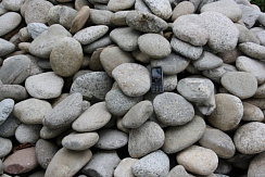 Kamenclub.ru: Галька речная плоская (бело-серая) фр. 100-200-300 мм. купить в Саратове галька речная плоская серый, белый, бело-серый, серо-белый речная галька плоская  9000 руб/т   фото КАМЕНЬ КЛУБ