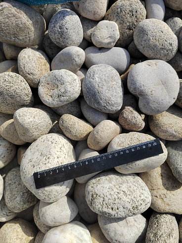 Kamenclub.ru: Галька речная окат (серо-белая) фр. 70-120 мм купить  в Саратове галька галечник бело-серая, серо-белая, серая, белая речная природная галька  8000 руб/т   фото КАМЕНЬ КЛУБ