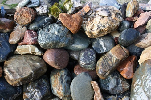 Kamenclub.ru: Ландшафтные валунчики фр.100-500 мм.  купить в Саратове крупный природный камень серый, темно-серый, светло-серый речной валун крупный 4800 руб/т   фото КАМЕНЬ КЛУБ