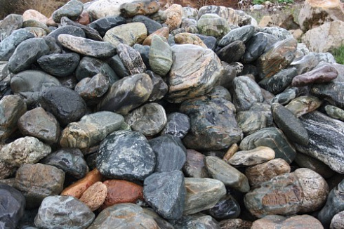 Kamenclub.ru: Ландшафтные валунчики фр.100-500 мм.  купить в Саратове крупный природный камень серый, темно-серый, светло-серый речной валун крупный 4800 руб/т   фото КАМЕНЬ КЛУБ