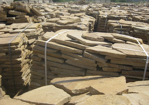 Kamenclub.ru: Песчаник пластушка желтый с рисунком (3 см)  купить в Саратове песчаник желтый с рисунком, рыжий, желтый песчаник пластушка ландшафтная рваная 8 500 руб/м3   фото КАМЕНЬ КЛУБ