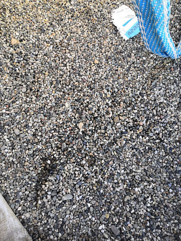 Kamenclub.ru: Галька речная окат (серая) фр.3-5 мм купить  в Саратове галька речная серая бежевый темно-серый окатанный речной камень округлый 9500 руб/т   фото КАМЕНЬ КЛУБ