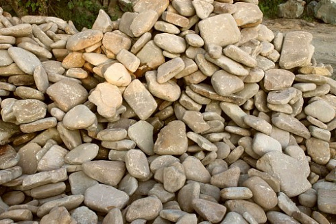 Kamenclub.ru: Песчаник для мощения дорожек, площадок, парковок ( фр 5-10 см)  купить в Саратове песчаник  серый желтый коричневый рыжий песчаник оголтованный окатанный 6500 руб/т   фото КАМЕНЬ КЛУБ