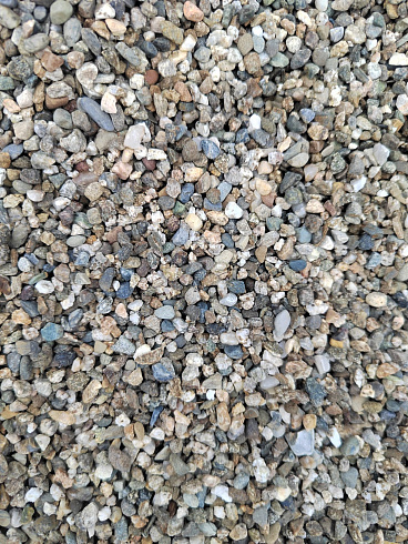 Kamenclub.ru: Галька речная окат (серая) фр.3-5 мм купить  в Саратове галька речная серая бежевый темно-серый окатанный речной камень округлый 9500 руб/т   фото КАМЕНЬ КЛУБ