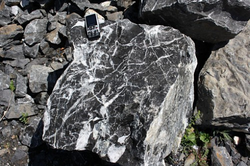 Kamenclub.ru: Черный мрамор скальник фр. 1000-1500 мм.  купить в Саратове мрамор черный белый серый крупный колотый валун ландшафтный 9000 руб/т   фото КАМЕНЬ КЛУБ