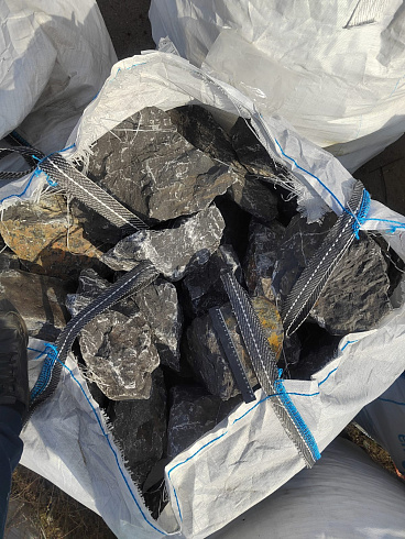 Kamenclub.ru: Черный мрамор скальник фр. 100-500 мм.  купить в Саратове мрамор черный белый серый крупный колотый валун ландшафтный 8500 руб/т   фото КАМЕНЬ КЛУБ