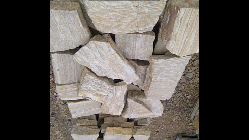 Kamenclub.ru: Песчаник пластушка желтый с рисунком (4-6 см)  купить в Саратове плитняк пластушка желтый с рисунком песчаник 9 000 руб/м3   фото КАМЕНЬ КЛУБ