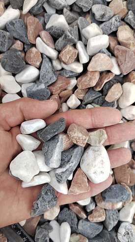 Kamenclub.ru: Мраморная крошка (щебень галтованный микс:белый-зеленый-розовый) фр.20-40 мм.  купить в Саратове мрамор белый, зеленый, розовый мрамор декоративный (галтовка) 15500 руб/т   фото КАМЕНЬ КЛУБ