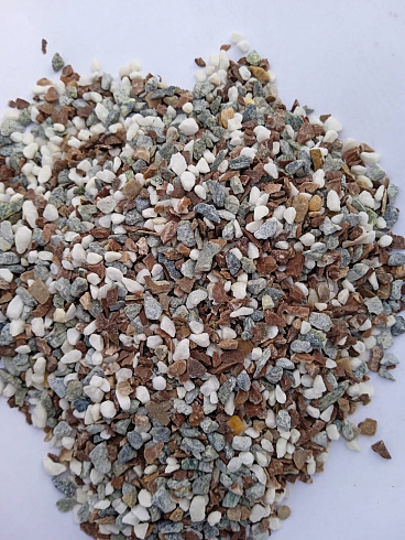 Kamenclub.ru: Мраморная крошка (щебень галтованный микс:: белый-черный) фр.5-10 мм  купить в Саратове мрамор белый, черный, молочный, серый галтовка мраморная окатанная декоративная ландшафтная 15500 руб/т   фото КАМЕНЬ КЛУБ