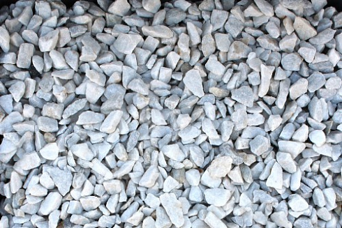 Kamenclub.ru: Мраморная крошка, щебень, цвет-белый, фр. 3-5 мм.  купить в Саратове мрамор белый молочный бежевый мрамор колотый 11500 руб/т   фото КАМЕНЬ КЛУБ