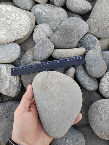 Kamenclub.ru: Галька речная плоская (серо-белая) фр. 70-120 мм. купить  в Саратове галька галечник речной серый, белый окатанная плоская  природная галька 9000 руб/т   фото КАМЕНЬ КЛУБ