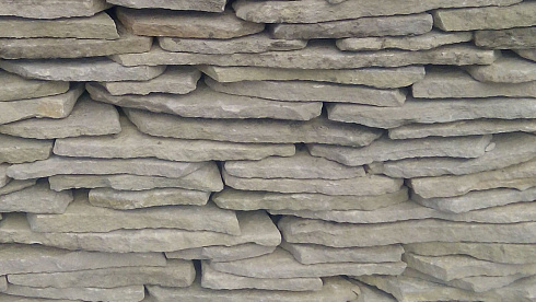 Kamenclub.ru: Песчаник пластушка светло-серый (3,0 см)  купить в Саратове песчаник светло-серый, серый песчаник рваный ландшафтный колотый 13800 руб/м3   фото КАМЕНЬ КЛУБ