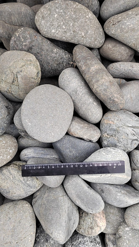 Kamenclub.ru: Галька речная окат (темно-серая) фр. 70-150 мм. купить  в Саратове галька речная темно-серая, синяя, серая речная галька округлая  8000 руб/т   фото КАМЕНЬ КЛУБ