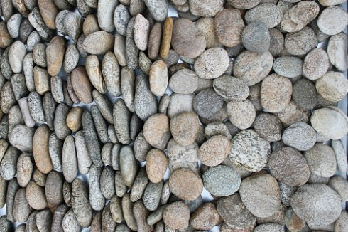 Kamenclub.ru: Галька речная плоская (серо-белая) фр. 70-120 мм. купить  в Саратове галька галечник речной серый, белый окатанная плоская  природная галька 9000 руб/т   фото КАМЕНЬ КЛУБ