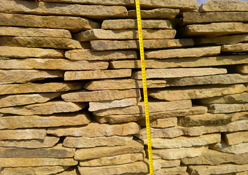 Kamenclub.ru: Песчаник пластушка желтый с разводом под дерево (2 см)  купить в Саратове плитняк желтый с разводами, желтый, рыжий, серый песчаник пластушка рваная ландшафтная 11 000 руб/м3   фото КАМЕНЬ КЛУБ