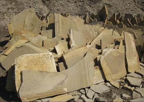 Kamenclub.ru: Форматный камень (плаха) пошаговая дорожка от 70-150 см (4 -12 см)  купить в Саратове плитняк  форматный плаха желтый песчаник 9 000 руб/т   фото КАМЕНЬ КЛУБ