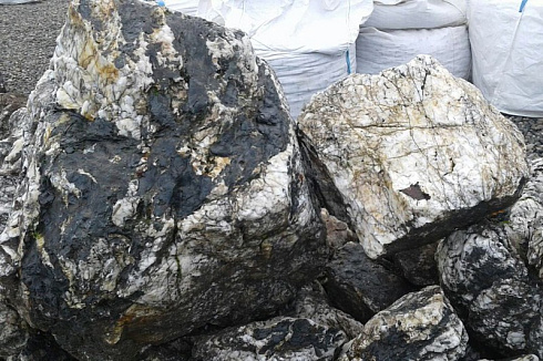 Kamenclub.ru: Черный гранит - кварцит фр. 100-500 мм.  купить в Саратове мрамор гранит черный с белыми прожилками, серый, белый валун скальный колотый 7000 руб/т   фото КАМЕНЬ КЛУБ