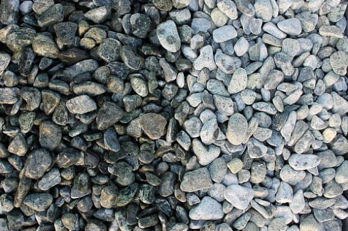 Kamenclub.ru: Щебень галтованный зеленый (змеевик) фр. 20-40 мм.  купить в Саратове мрамор зеленый, салатовый оголтованный щебень мраморный 12500 руб/т   фото КАМЕНЬ КЛУБ