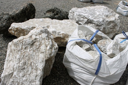 Kamenclub.ru: Мраморизированный известняк фр. 100-500 мм.  купить в Саратове известняк серый белый темно-серый сероватый валун природного образования окатанный 10500 руб/т   фото КАМЕНЬ КЛУБ